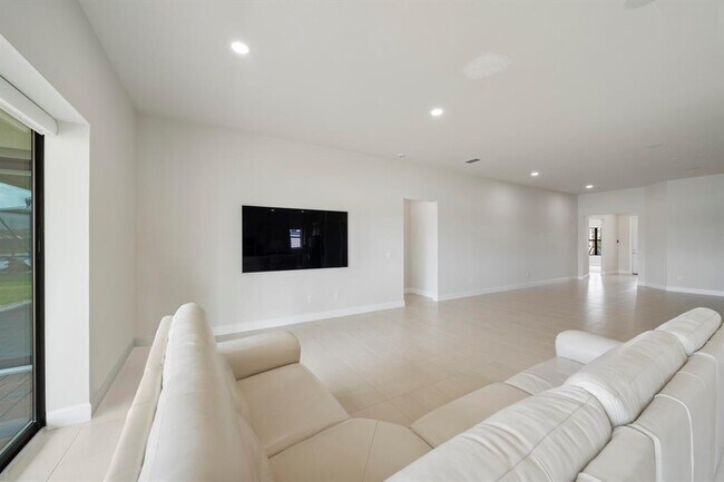 Building Photo - 818 SE Courances Dr