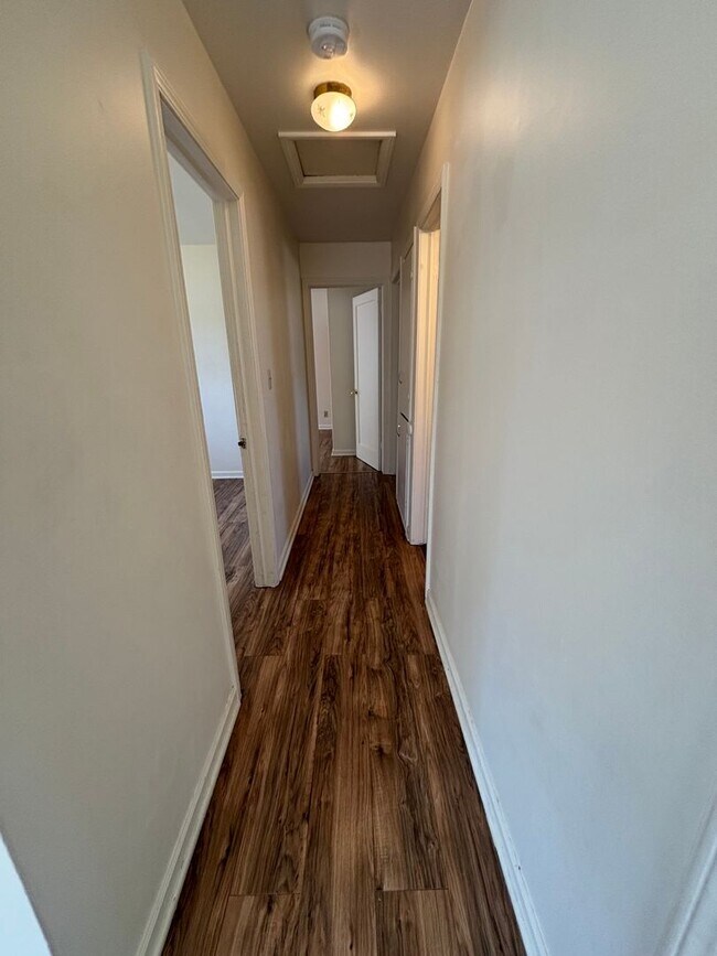 Building Photo - 910/914 S King St Duplex