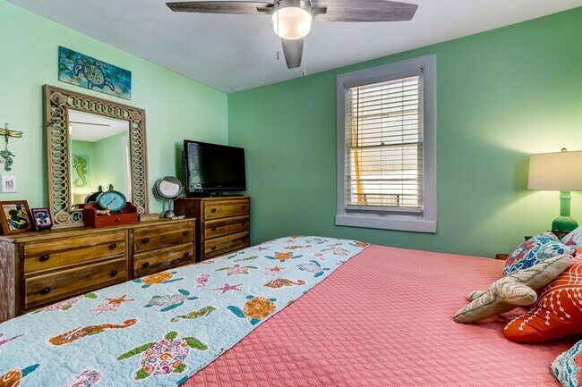 Building Photo - Charming Cottage in the Heart of Amelia Island: Your Perfect Rental Haven!