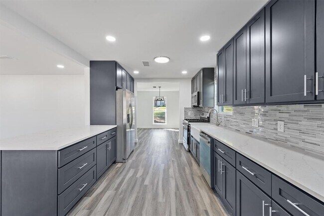 Building Photo - 205 Elmwood St