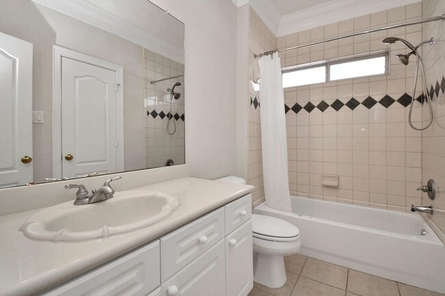 Building Photo - 833 Rosine St