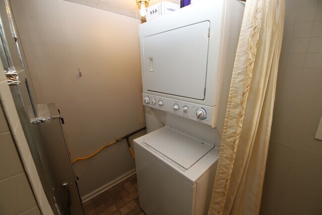 Building Photo - 603 Country Club Rd