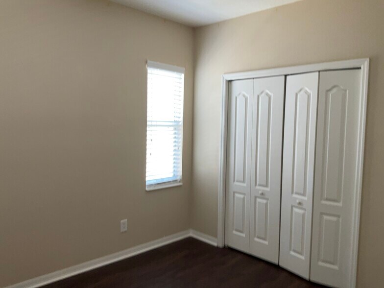 Building Photo - 16017 Loneoak View Dr
