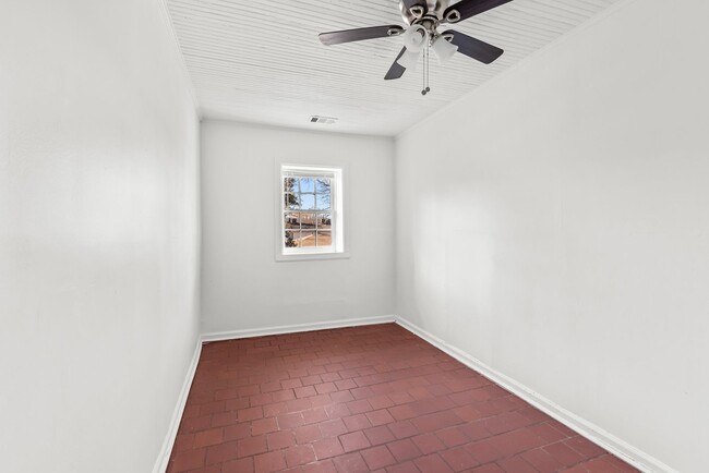 Building Photo - Charming and Newly Renovated 3 Bedroom 2 B...