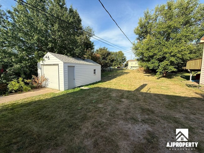 Building Photo - 2141 S Norton Ave