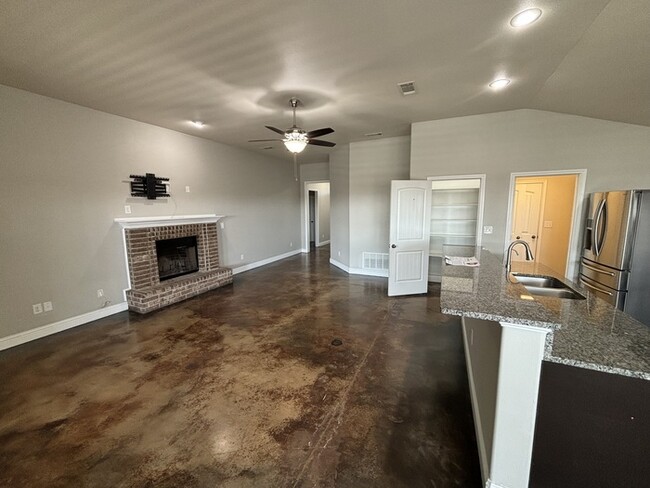 Building Photo - 3 bed 2 bath home with 2 car garage in Leg...