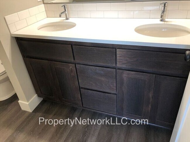 Building Photo - Outstanding Townhouse in Sandy Oregon