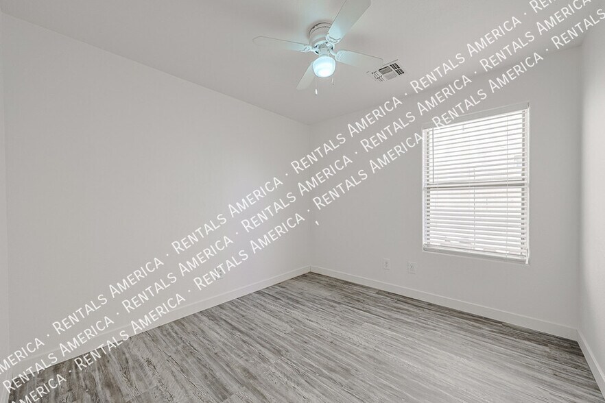 Building Photo - 4930 W Desert Dr