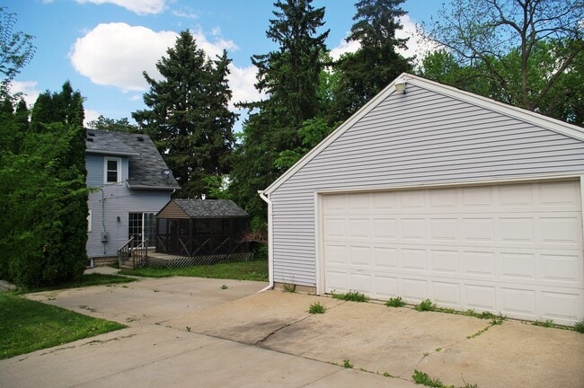 Building Photo - Charming 3 Bedroom Home Near West St. Paul!!