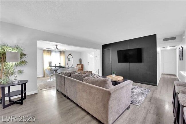 Building Photo - A Must See!! 5 bedroom 3.5 Bathroom home in Paradise