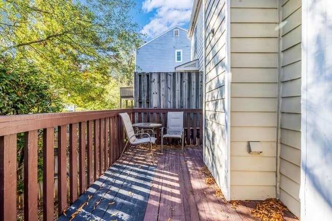 Building Photo - Fully Furnished 2 Bedroom, 2.5 Bath Townho...