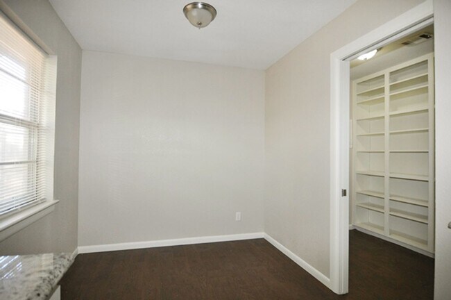 Building Photo - Beautiful spacious home in Hurst!
