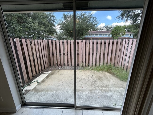 Building Photo - 910 Cypress Way E