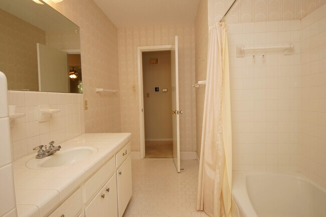 Building Photo - 18 Sherwood Rd NW