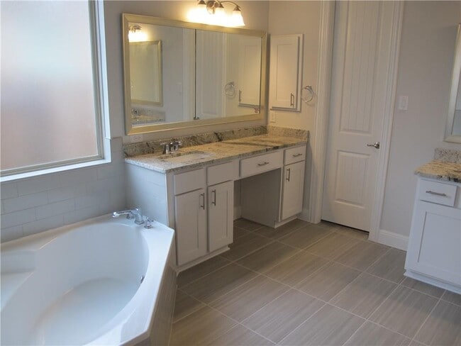 Building Photo - 635 Spinnaker Loop