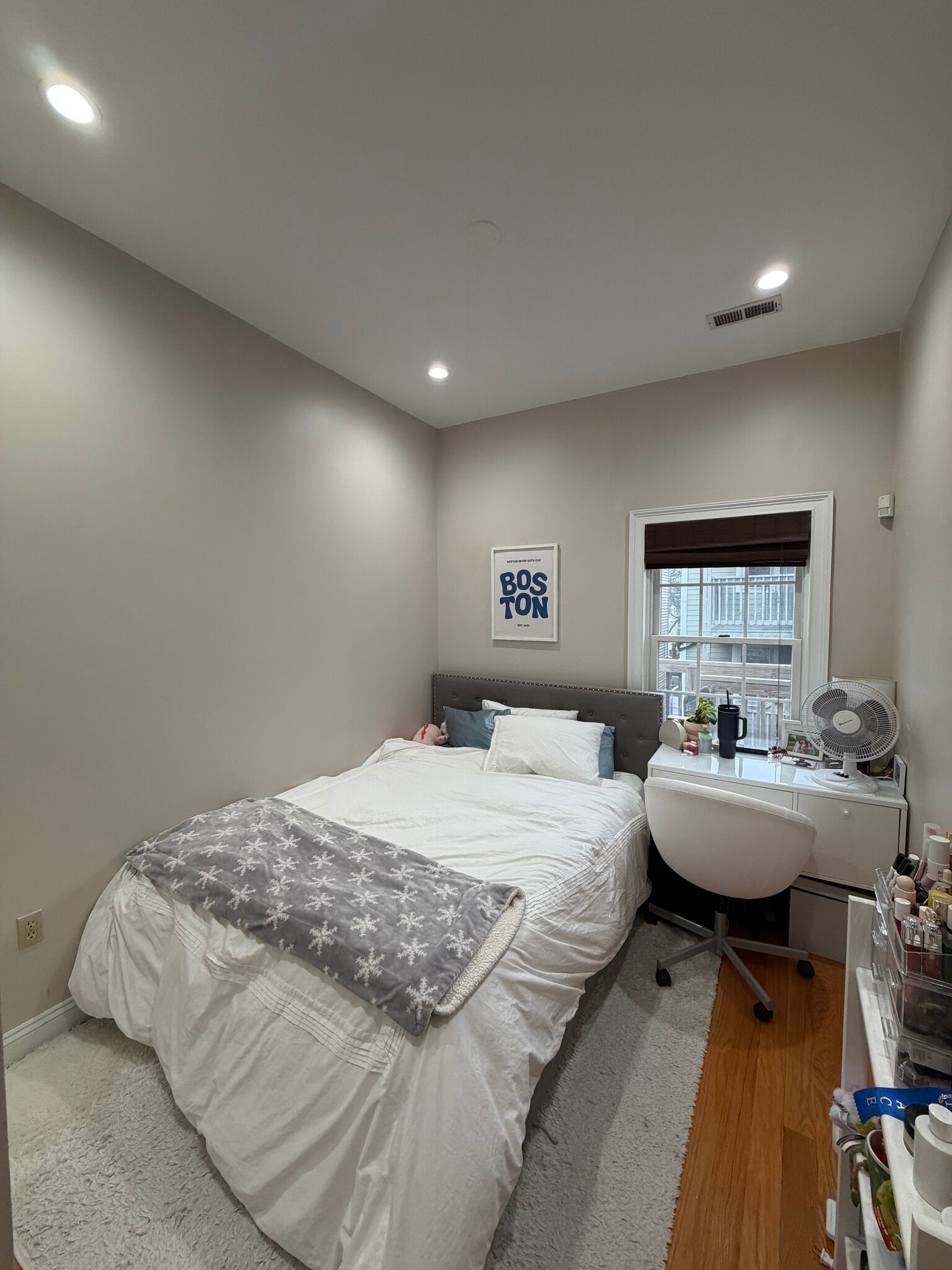 Building Photo - 261 W 2nd St