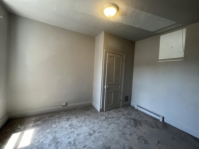 Building Photo - 714 W Poplar St