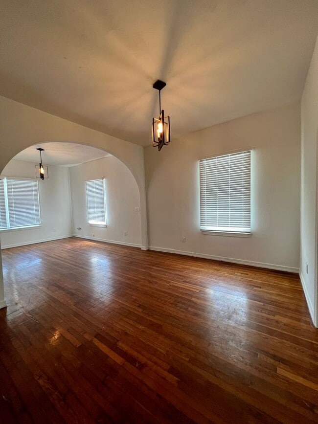 Building Photo - 3/2 ground floor unit in downtown historic...