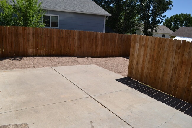 Building Photo - Cozy 4 Bedroom Bi-level in Security/Widefield