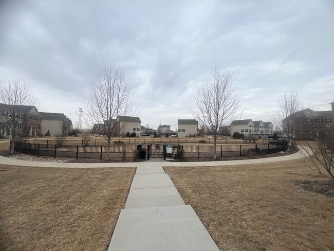 Building Photo - 285 Lakeshore Dr