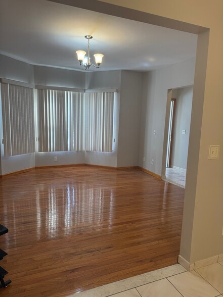 Large Living Room - 67 Humboldt St