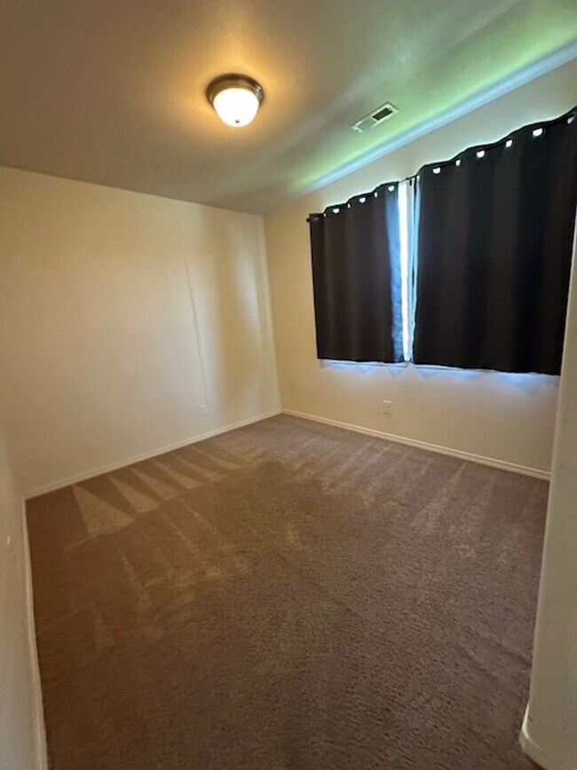 Building Photo - Spacious 3-Bedroom Home with Dedicated Off...
