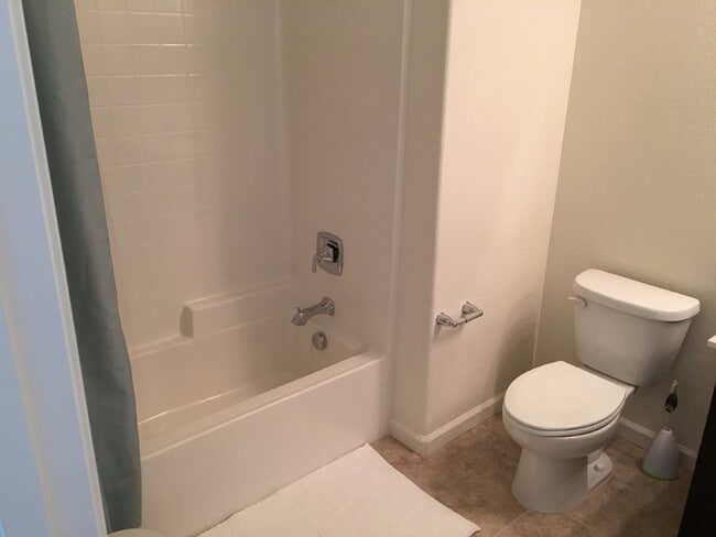 Building Photo - Gorgeous 4 Bed/4 Bath End Unit Condo with ...