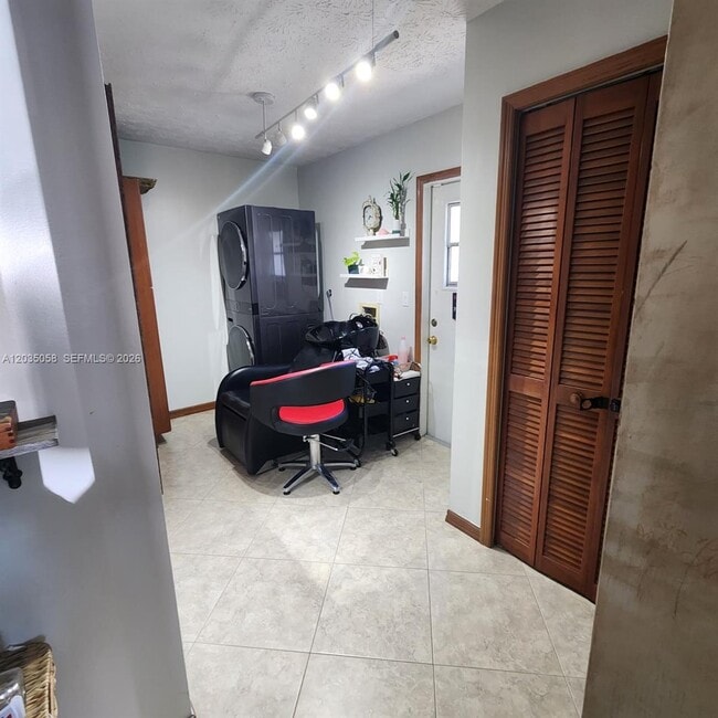 Building Photo - 6101 Palmetto Dr