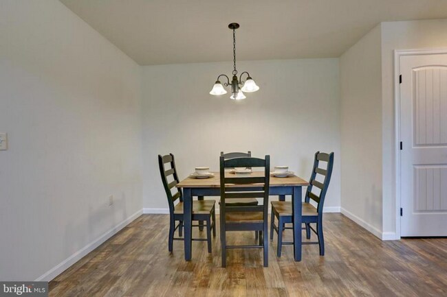 Building Photo - 706 Farmwood Ln