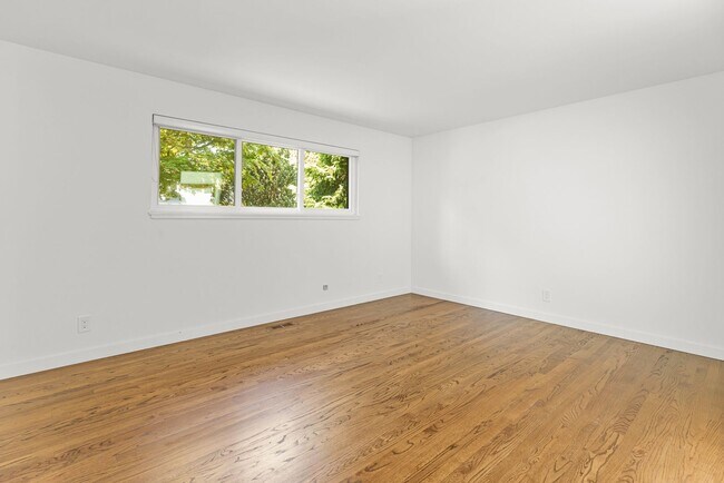 Building Photo - Beautiful West Facing Houghton Home with p...