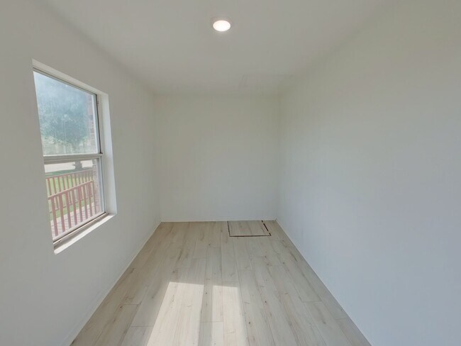 Building Photo - 5BR Renovated Home - Accepting Section 8