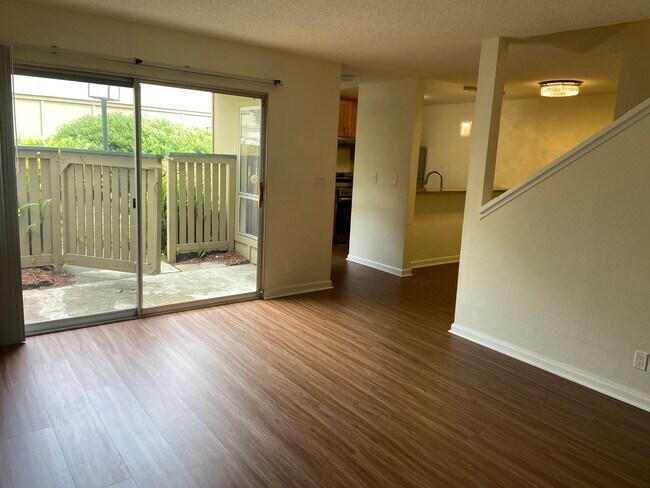 Building Photo - Townhouse Condo 2 BD / 1.5 BA