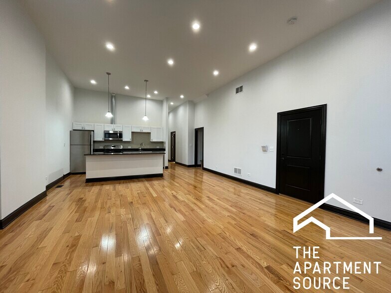 Building Photo - 2842 W Augusta Blvd