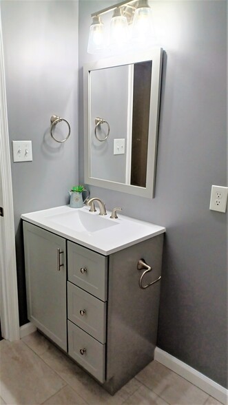 Full Bathroom - 135 Hamilton Ave