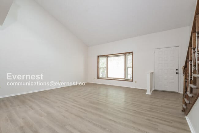 Building Photo - 144 Willow Pl S