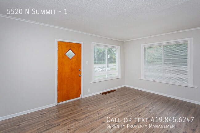 Building Photo - Newly Renovated 2-bdrm Lower Unit Availabl...