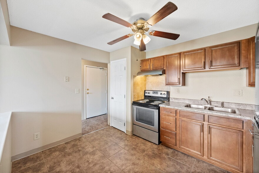 Kitchen - Prairie Woods Apartments