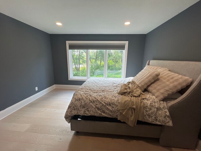 Building Photo - Welcome to this updated townhome in Northe...