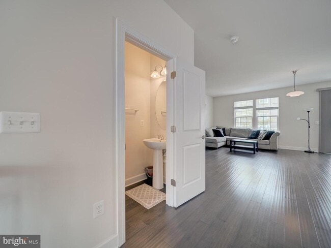 Building Photo - 8832 Englewood Farms Dr