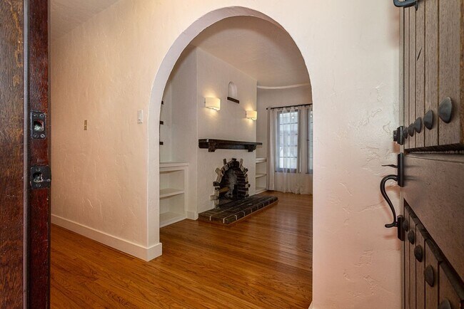 Building Photo - Beautifully Restored 3BR Miracle Mile Duplex | 1,725 SF | Near Metro D Line