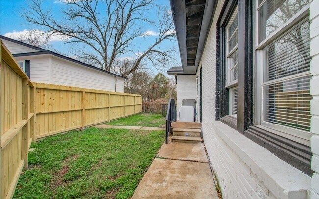 Building Photo - 3824 Topping St