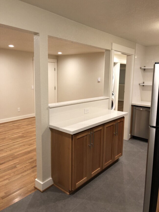 Building Photo - Like New Modern 2BD First Floor New Hardwo...