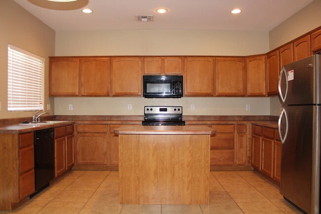 Building Photo - Beautiful 4 bedroom 2.5 bath home located ...