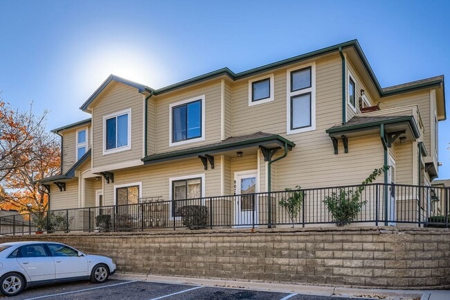 Building Photo - Light Filled Top-Floor Unit w/ Covered Parking in Gated Community