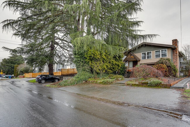 Building Photo - 10052 Interlake Ave N