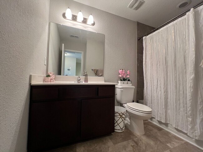 Building Photo - Welcome home - Trilevel H20 Townhome!