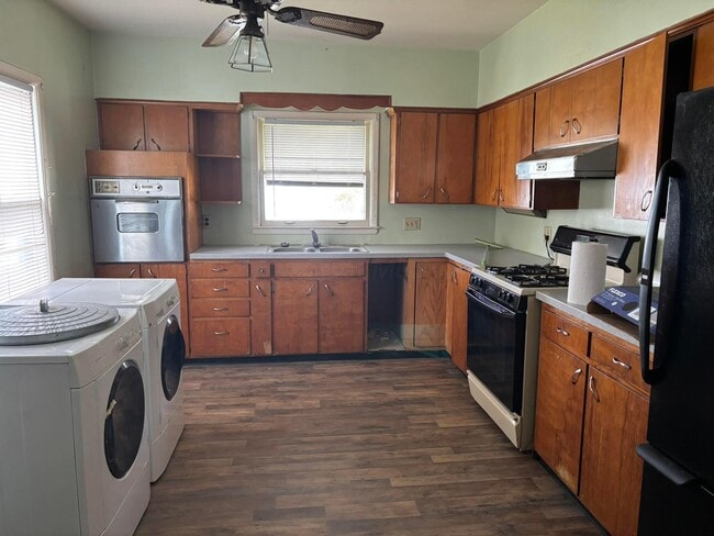 Building Photo - 490 Helen St