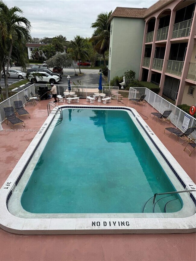 Building Photo - 100 SE 6th Ave