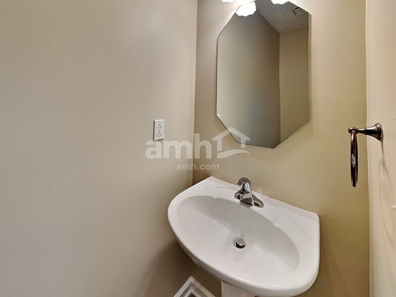 Building Photo - 1176 Saint Andrews Dr