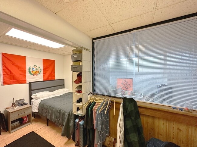 Building Photo - Huge 6 Bedroom, 3.5 Bathroom House in the ...